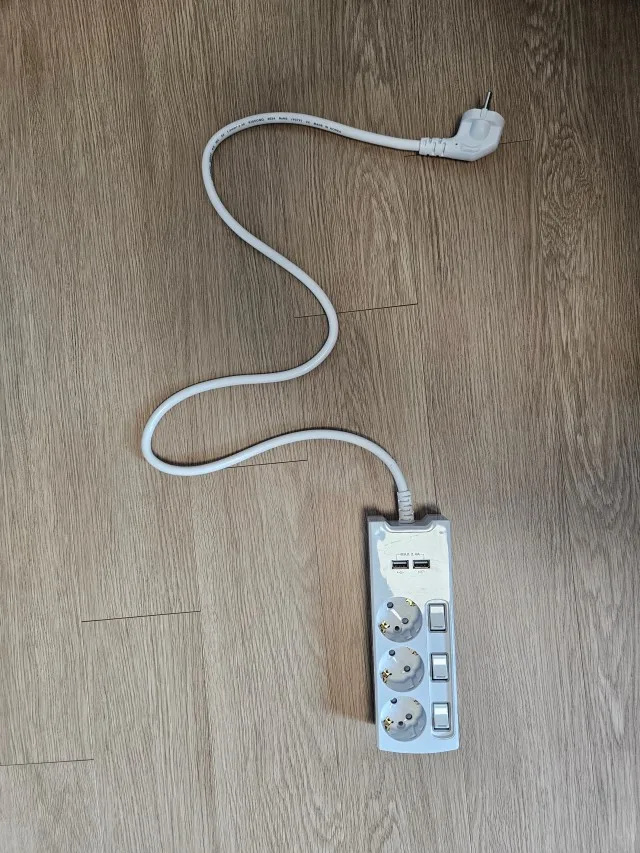 USB 2포트가 보이는 써보니 3구 개별스위치 멀티탭