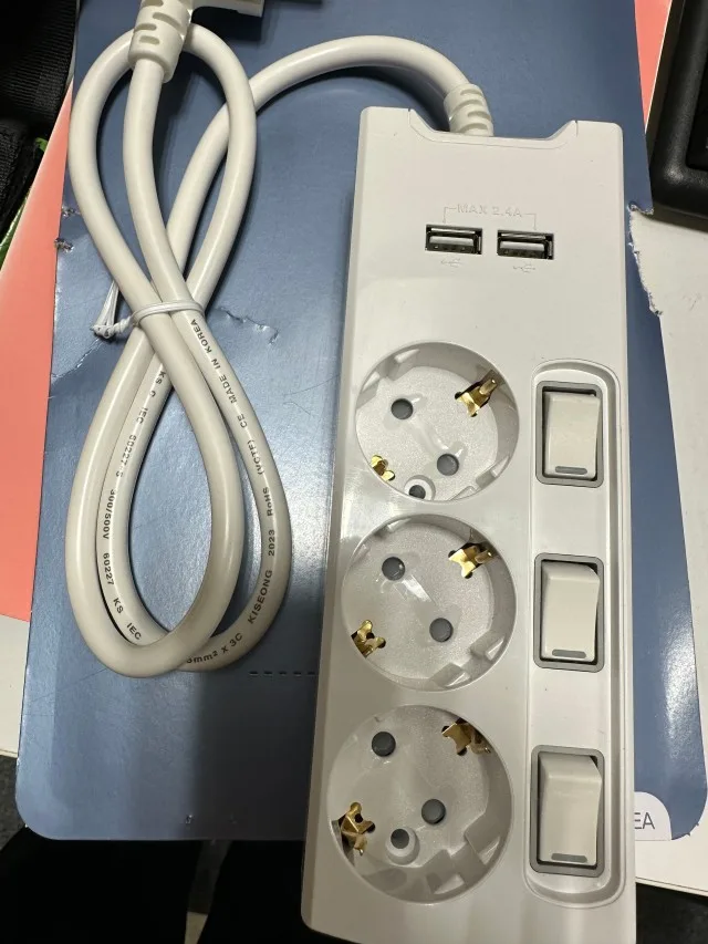USB 포트와 3구 개별스위치를 갖춘 써보니 16A 250V 멀티탭