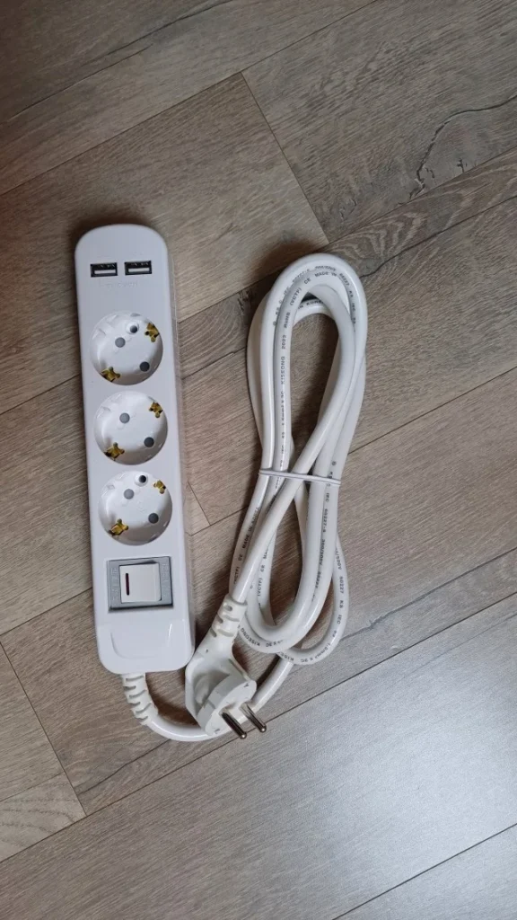 USB-A 충전포트 2개가 있는 써보니 3구 통합스위치 멀티탭