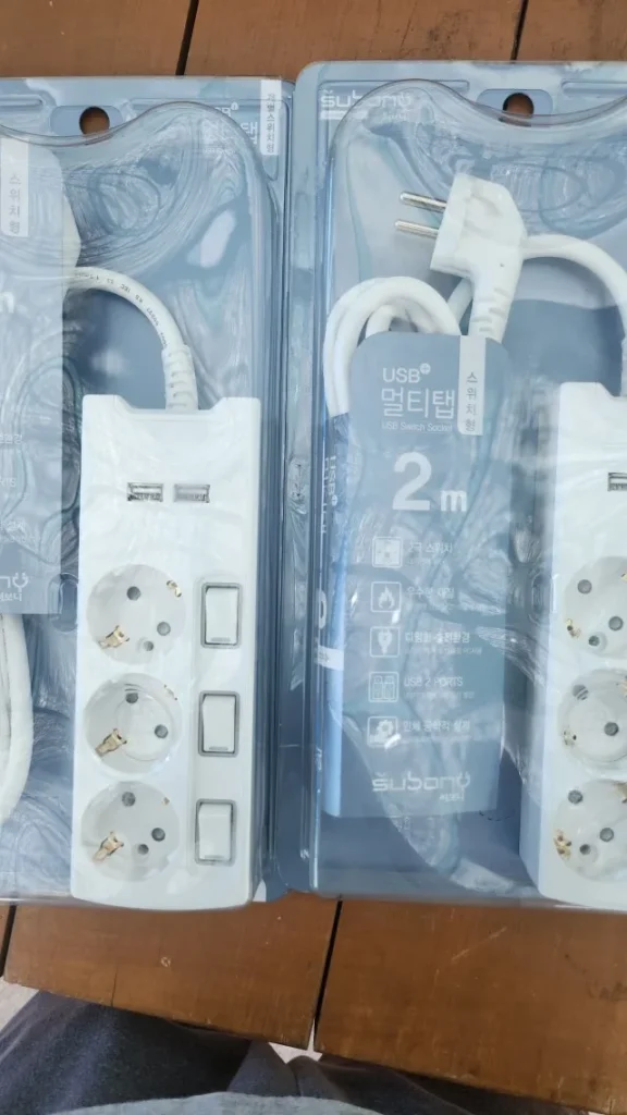 2m 전선과 USB 포트 구성이 보이는 써보니 USB 멀티탭 패키지