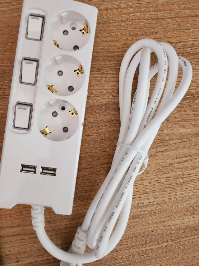 USB 포트와 3구 개별스위치 구조가 보이는 써보니 멀티탭