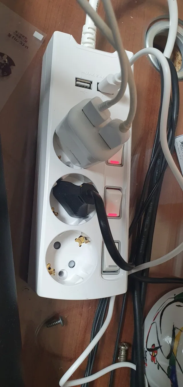 수납장 안에서 USB 충전 케이블과 콘센트를 함께 연결한 써보니 멀티탭