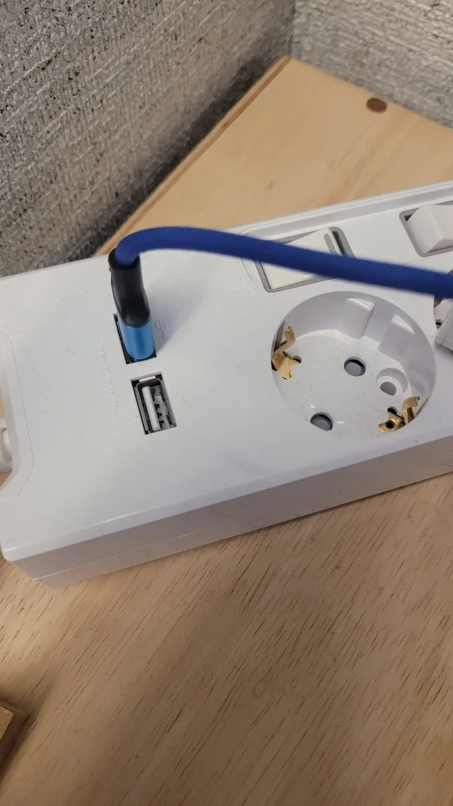 USB 케이블을 연결한 써보니 멀티탭의 USB 포트와 접지 콘센트