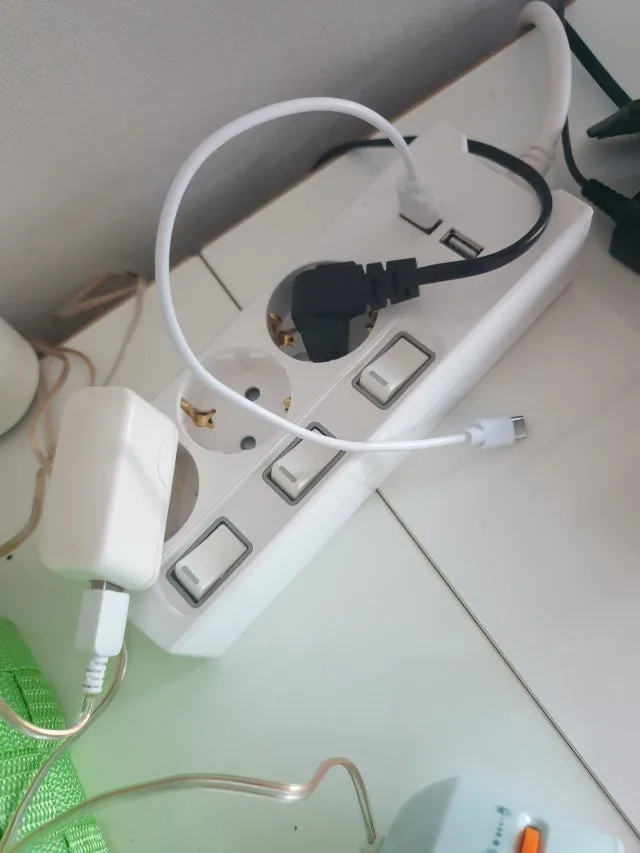 책상 위 충전 케이블과 USB 포트를 함께 쓰는 써보니 멀티탭