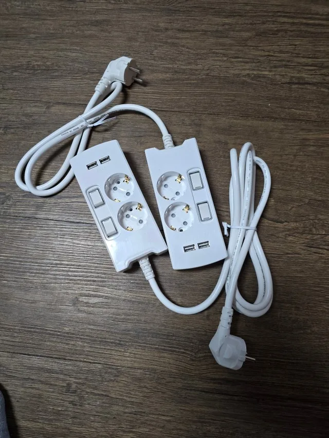 USB 포트와 개별스위치 구성이 다른 써보니 멀티탭 두 종류