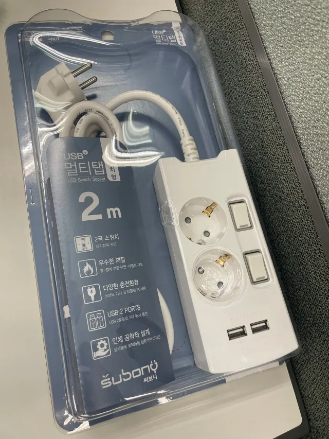 USB 포트와 2구 개별스위치 구성이 보이는 써보니 USB 멀티탭 패키지