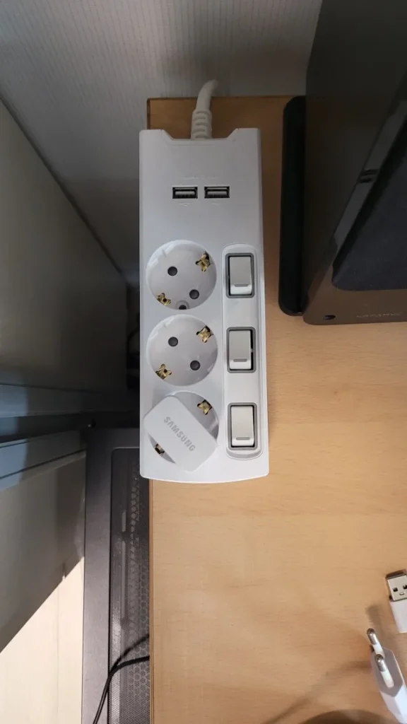 USB 포트와 개별스위치가 조립된 써보니 3구 USB 멀티탭