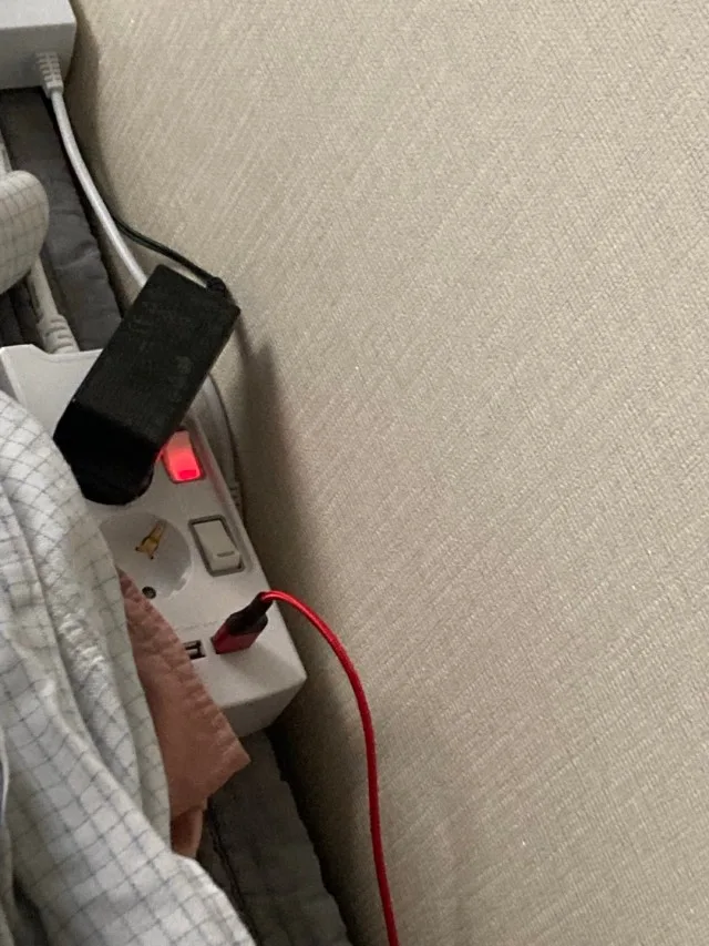침대 옆에서 휴대폰 케이블을 연결한 써보니 USB 멀티탭