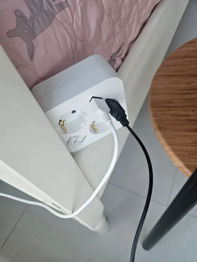 침대 옆 가구에 배치한 써보니 2구 USB 멀티탭과 충전 케이블