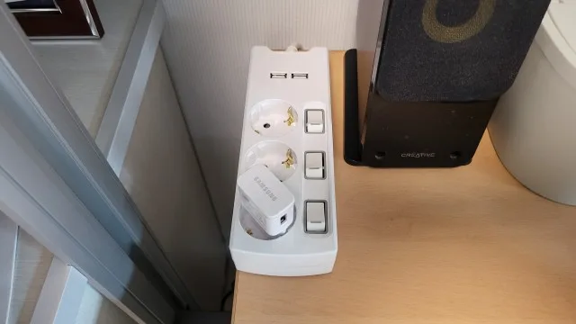 책상 한쪽에서 어댑터와 USB 전원을 함께 쓰는 써보니 USB 멀티탭