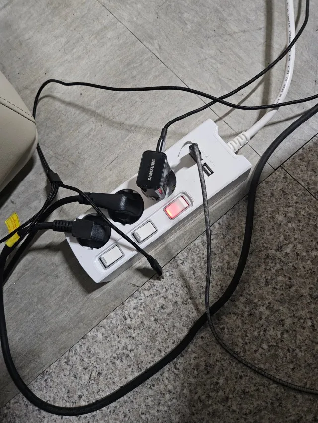 여러 어댑터와 USB 케이블을 연결한 써보니 3구 개별스위치 USB 멀티탭