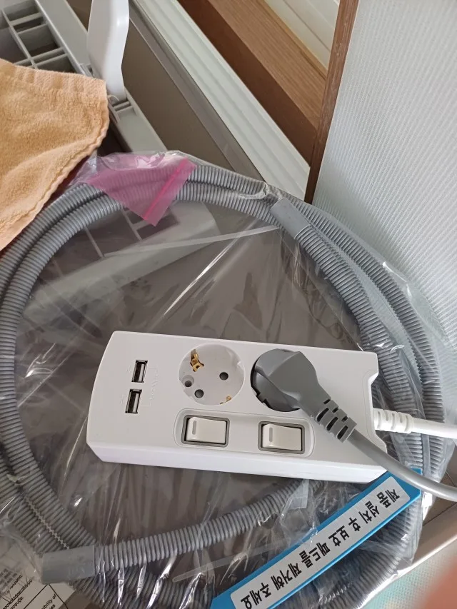 USB 케이블과 일반 플러그를 함께 연결한 써보니 2구 개별스위치 USB 멀티탭