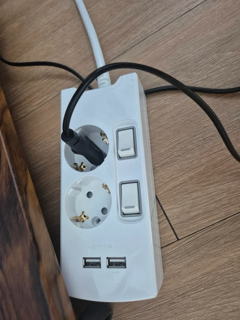 원목 바닥에서 사용하는 써보니 2구 개별스위치 USB 멀티탭