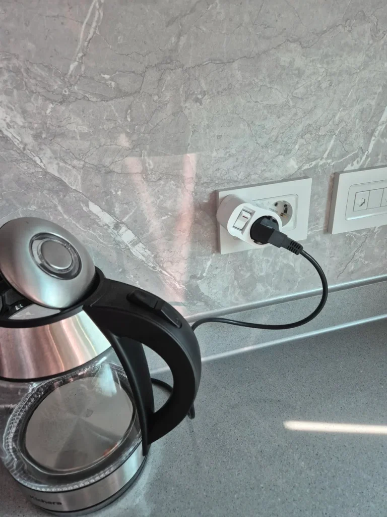 한 콘센트에 연결한 전기포트와 멀티탭 소비전력 확인