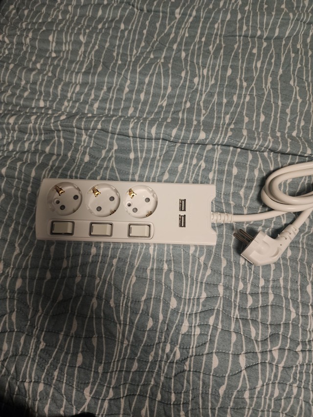 개별스위치 3개와 USB 포트 2개가 있는 흰색 멀티탭