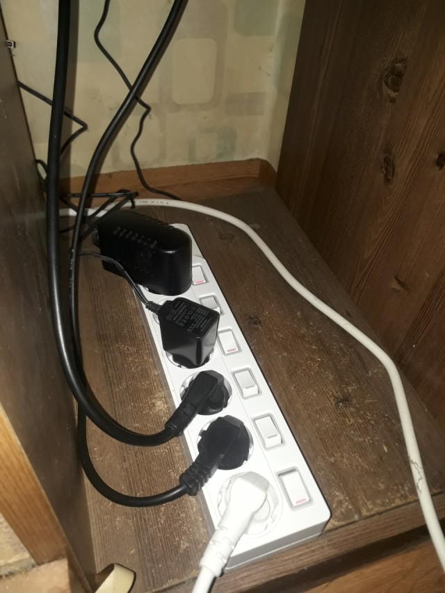 여러 어댑터와 플러그가 연결된 흰색 써보니 개별스위치 멀티탭