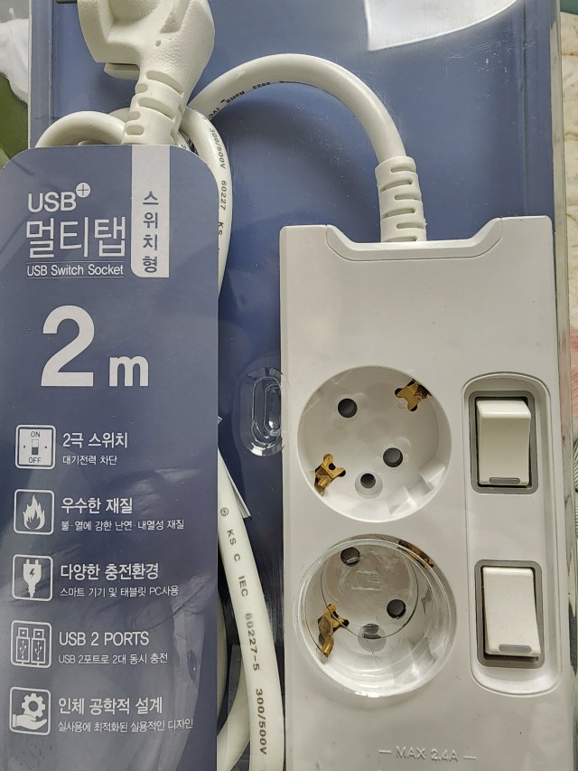 USB 포트와 두 개의 스위치가 있는 흰색 써보니 멀티탭