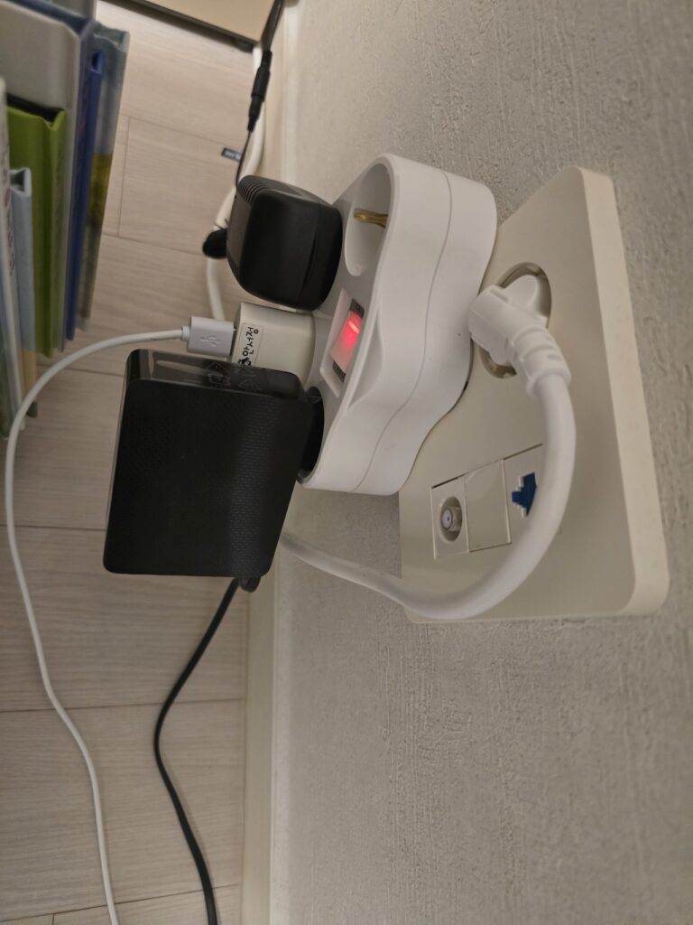 충전기와 전원 어댑터가 연결된 흰색 써보니 4구 부착형 멀티탭