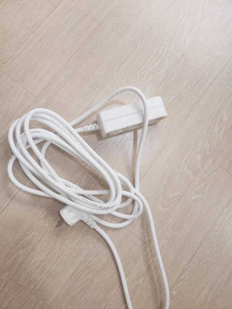 긴 전선이 넓게 펼쳐진 써보니 멀티탭