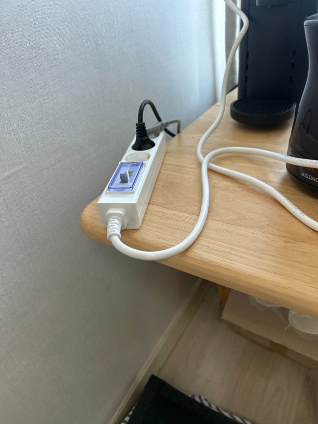 생활가전과 연결된 흰색 2구 전원 제품