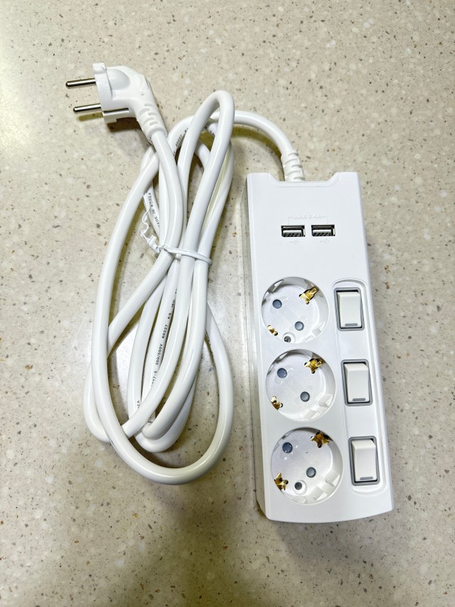 3구 개별 스위치와 USB 충전 포트 2개를 갖춘 써보니 USB 멀티탭