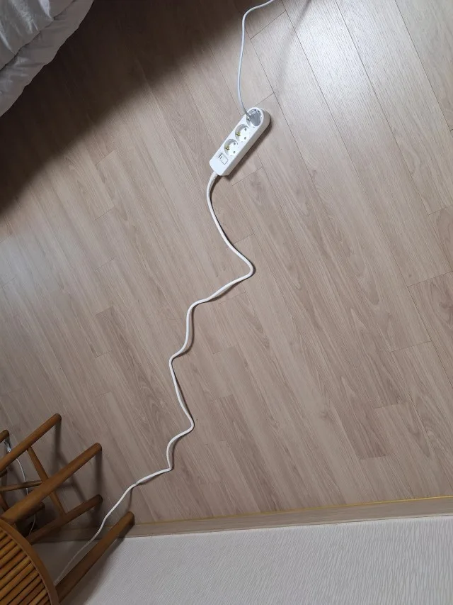 벽 콘센트에서 방 안쪽까지 길게 연결한 써보니 멀티탭 전선