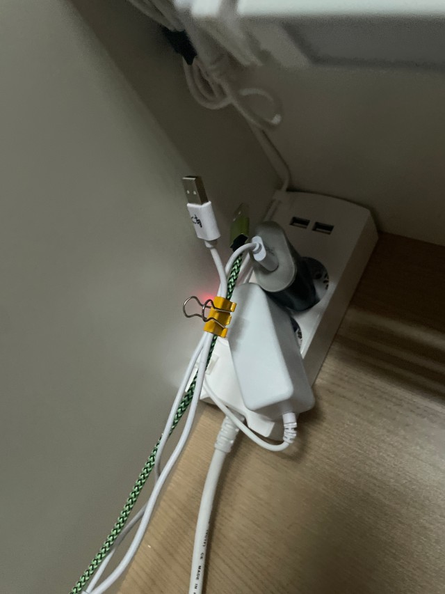 충전기와 USB 케이블이 연결된 흰색 멀티탭