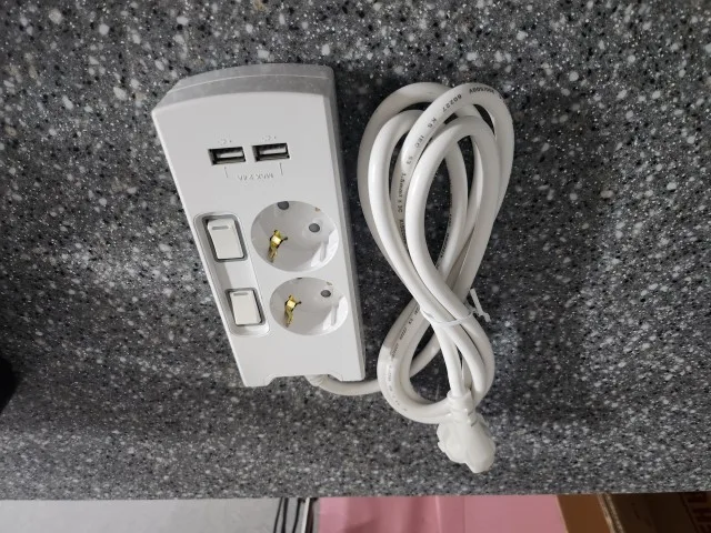 개별스위치와 USB 포트가 있는 써보니 2구 멀티탭