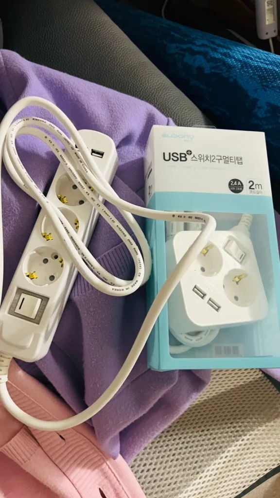 USB 포트와 통합스위치 구성이 보이는 써보니 멀티탭과 포장