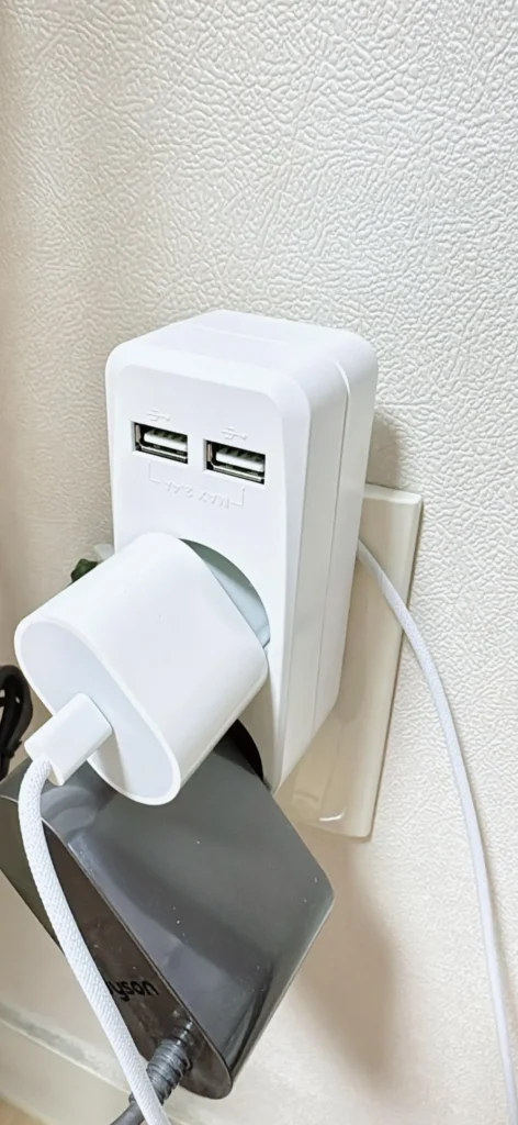 벽 콘센트에 연결해 충전 중인 써보니 USB 부착형 멀티탭