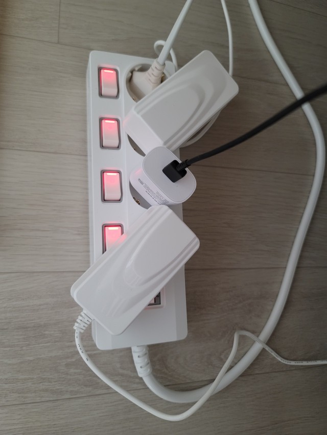 여러 흰색 전원 어댑터가 연결된 써보니 개별스위치 멀티탭