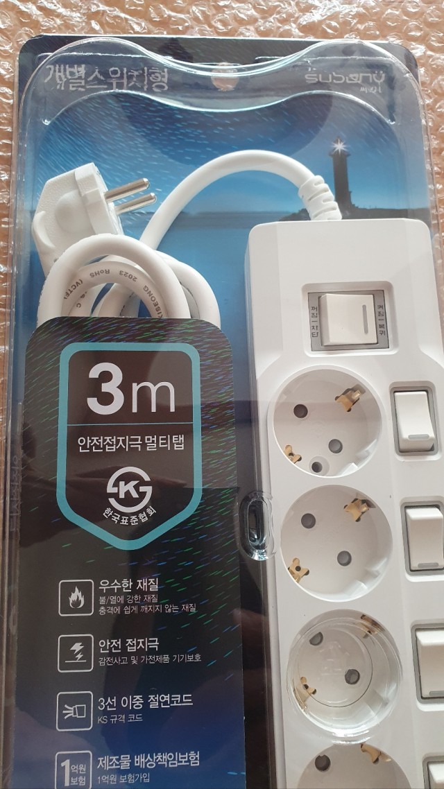 재질 안내와 KS 마크가 표시된 써보니 4구 멀티탭 포장