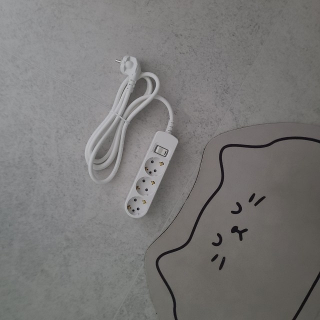 전선과 플러그를 함께 놓은 써보니 통합스위치 3구 멀티탭