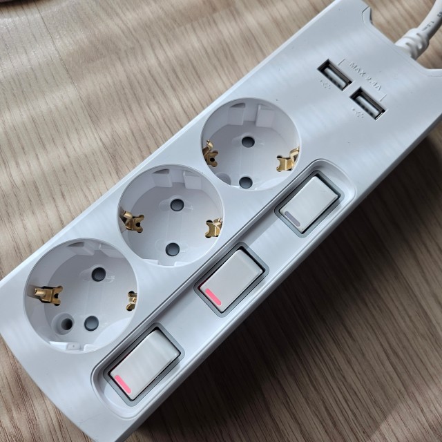 원목 위 써보니 USB 3구 멀티탭의 빈 소켓과 금속 접점, 개별스위치