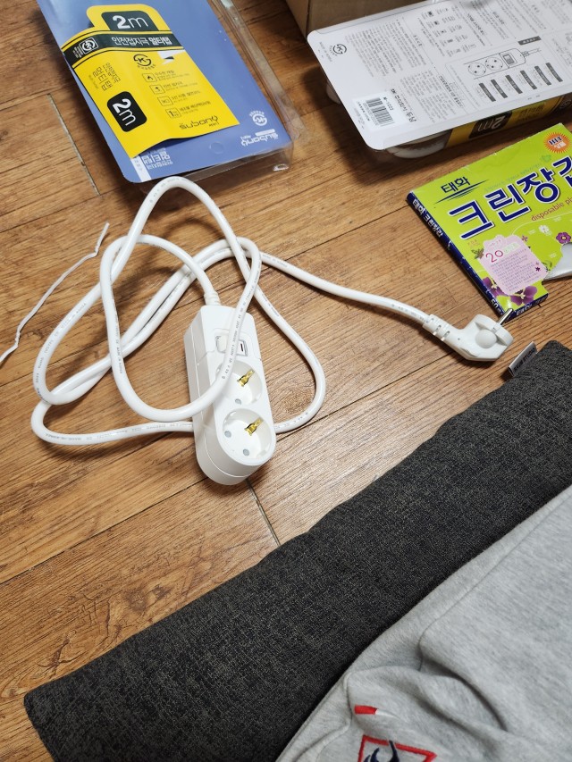 포장 옆에 펼쳐 놓은 써보니 통합스위치 2구 제품과 전선