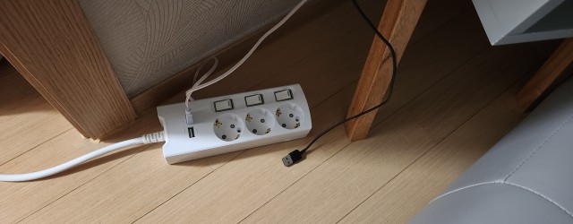 가구 옆에 위치한 써보니 멀티탭과 전선 경로