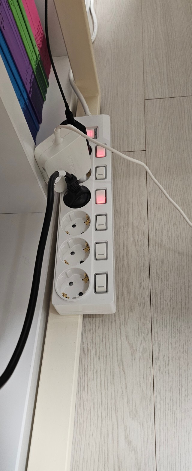 가구 옆에서 전선을 연결해 사용하는 써보니 개별스위치 멀티탭