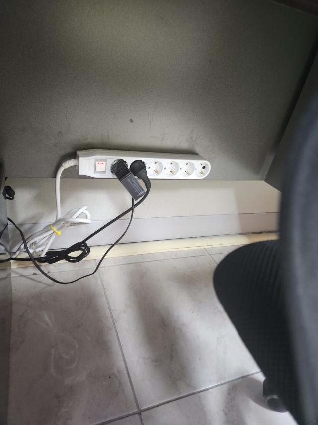 벽면 가까이에 배치한 써보니 통합스위치 멀티탭과 전선