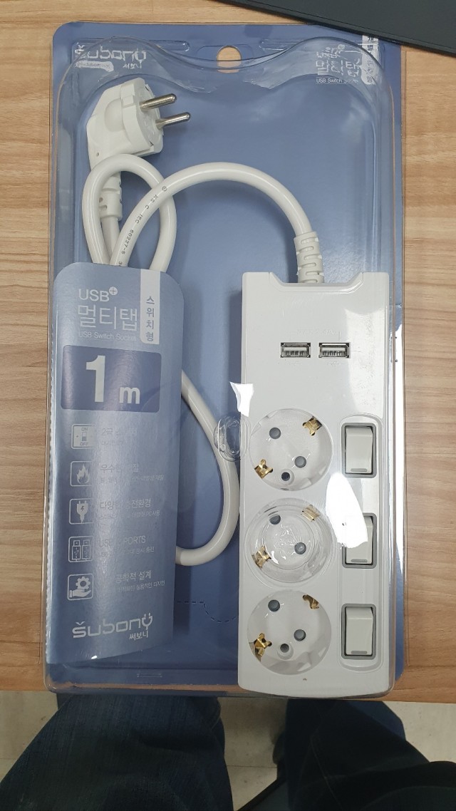 써보니 USB 개별스위치 3구 멀티탭의 두 USB-A 포트와 소켓