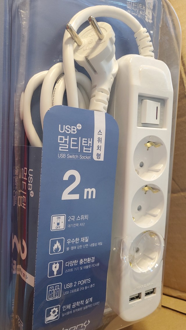 써보니 통합스위치 3구 USB 멀티탭의 사각 USB-A 포트 근접