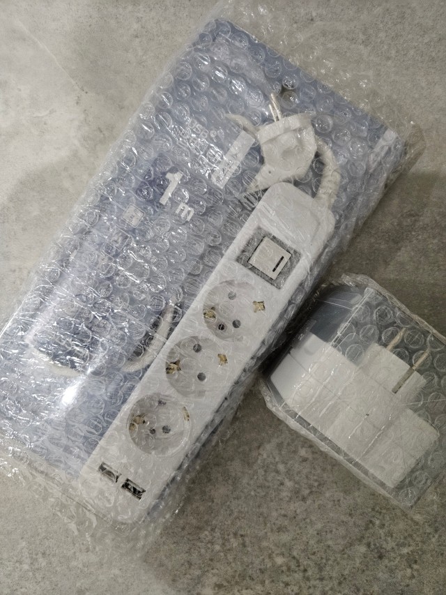 써보니 통합스위치 3구 제품 끝에 배치된 두 USB 포트